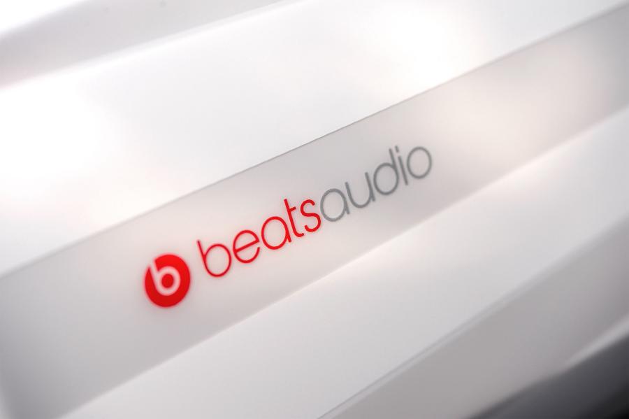 Логотип Volkswagen up! beats 5-Door 2016 года  (UK) (фото 10 из 23)